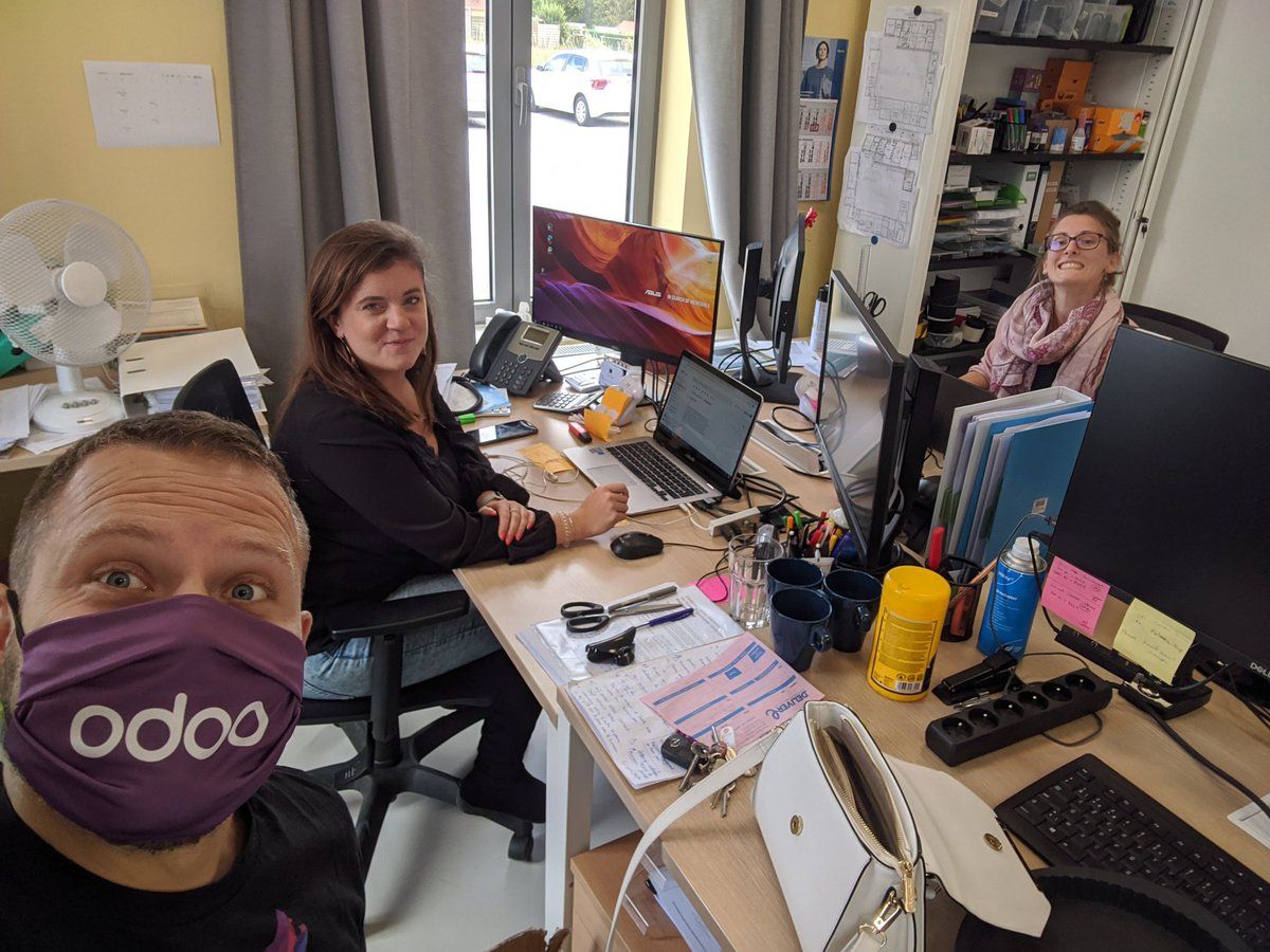 oh my god twitter doesn’t include alt text from images in their API